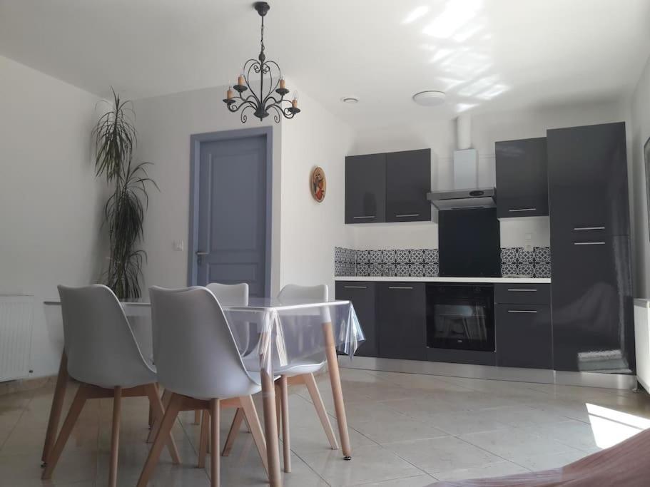 Maison Dans Une Propriete Avec Une Cour Corneilhan Экстерьер фото